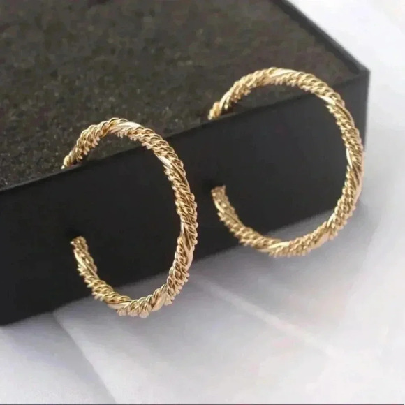 Gold Chain Link Hoop Earrings NWT - Picture 4 of 4